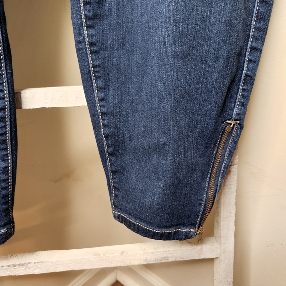 Torrid 26R Premium Stretch Medium wash button fly zipper hem jegging - Picture 3 of 7